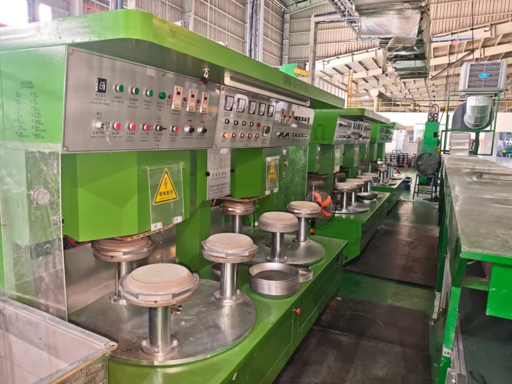 Машина за лемљење базе посуђа за кување је инсталирана у иностранству.